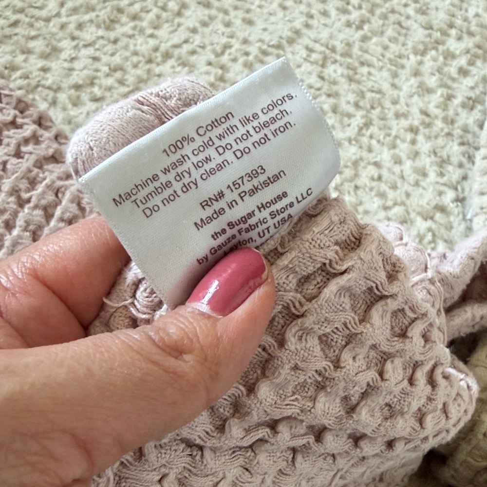 Waffle Knit Throw Blanket Set in Pink and Beige - Picture 7 of 8
